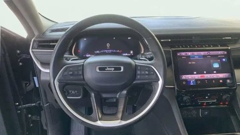 Used 2023 Jeep Grand Cherokee Limited image 7