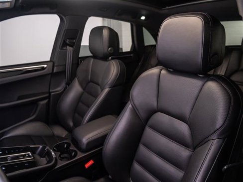 Certified 2024 Porsche Macan S image 5