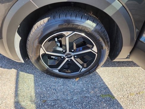 Used 2023 Kia Niro EX image 29