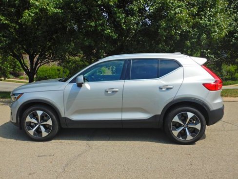 Used 2025 Volvo XC40 B5 Plus image 11