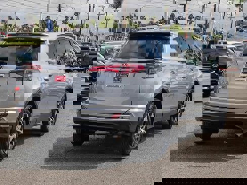 Used 2018 Toyota RAV4 LE image 4