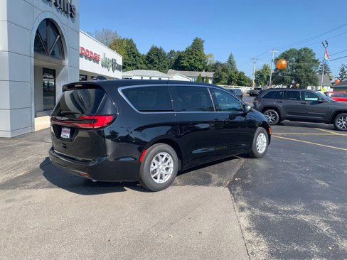 New 2026 Chrysler Pacifica Select image 8