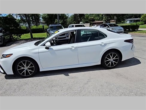 Used 2023 Toyota Camry SE image 14