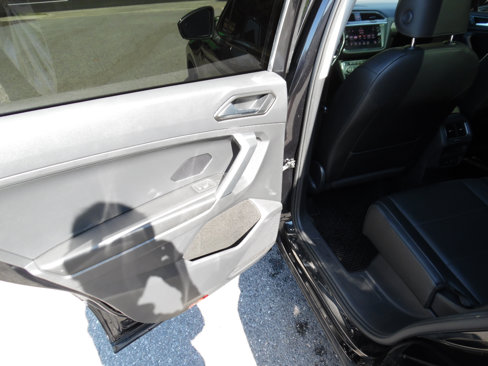 Used 2018 Volkswagen Tiguan SE w/ Panoramic Sunroof Package image 18