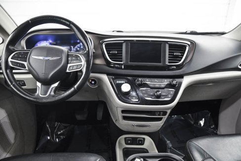 Used 2019 Chrysler Pacifica Touring-L image 22