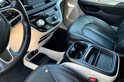 Used 2020 Chrysler Pacifica Touring-L image 15