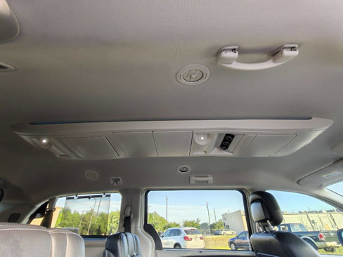 Used 2011 Chrysler Town & Country Touring-L image 22
