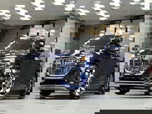 Used 2023 Audi e-tron Premium Plus w/ Premium Plus Package image 2