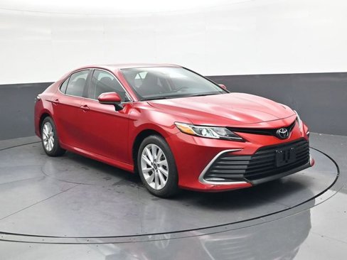 Used 2024 Toyota Camry LE image 2
