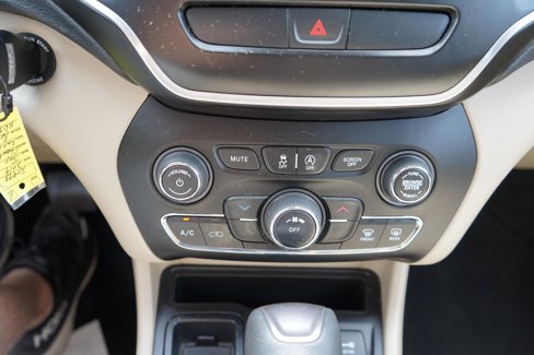 Used 2019 Jeep Cherokee Latitude w/ Popular Appearance Group image 16