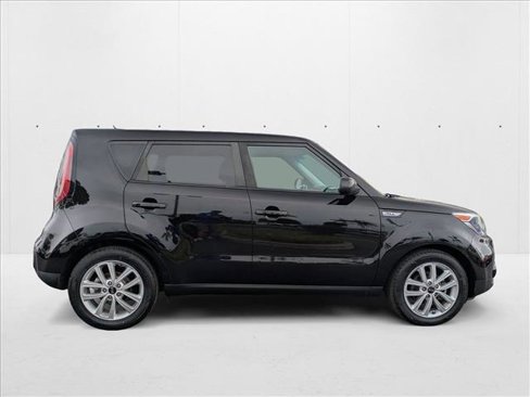 Used 2017 Kia Soul + image 4