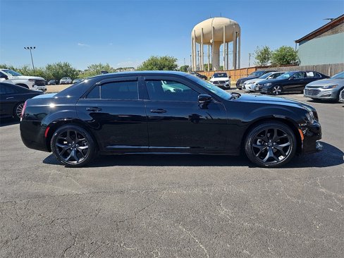 Used 2022 Chrysler 300 Touring L image 9