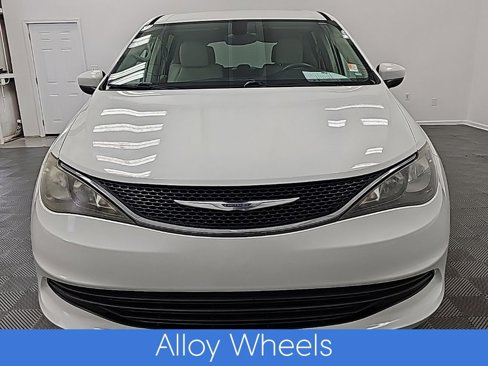 Used 2017 Chrysler Pacifica LX image 4