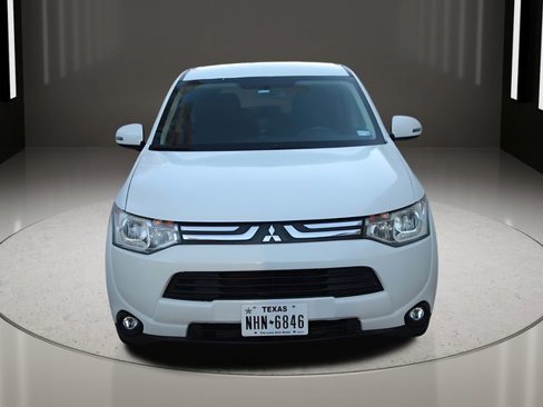Used 2014 Mitsubishi Outlander SE image 2