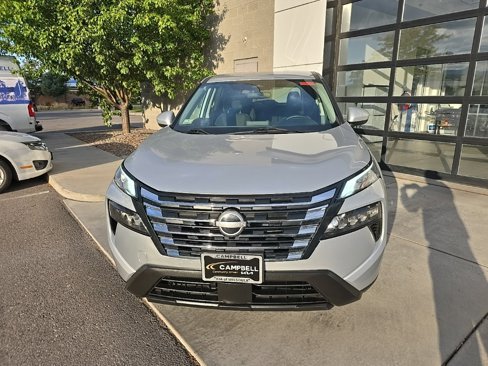 Used 2024 Nissan Rogue SV image 2