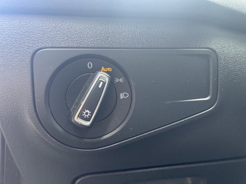 Used 2018 Volkswagen Tiguan SE w/ Panoramic Sunroof Package image 11
