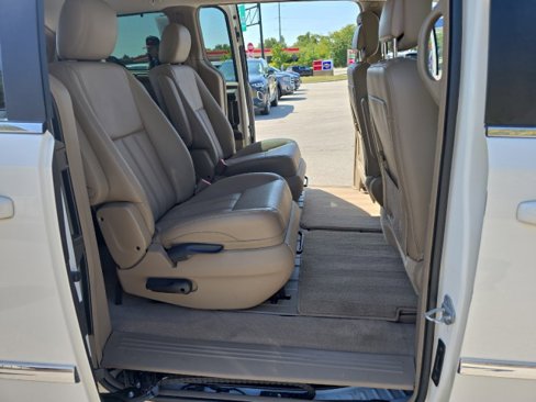 Used 2011 Chrysler Town & Country Touring-L w/ Driver Convenience Group image 33