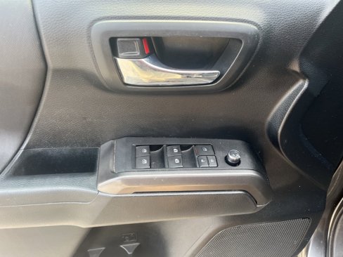 Used 2016 Toyota Tacoma SR image 11