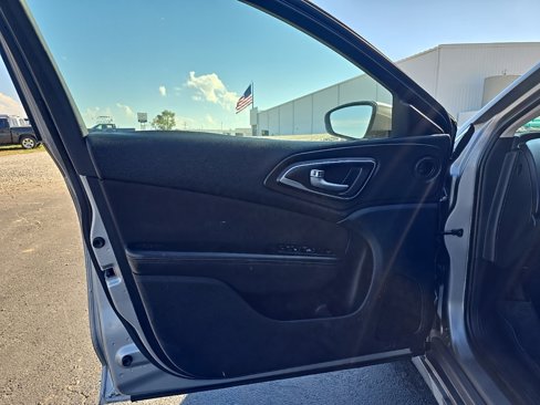 Used 2015 Chrysler 200 Limited w/ Convenience Group image 11