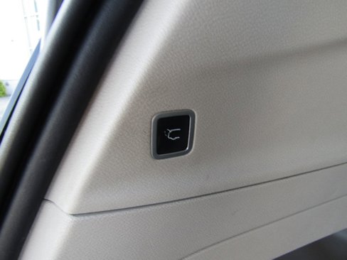Used 2017 Chrysler Pacifica Touring image 16