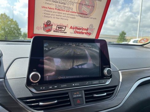 Used 2024 Nissan Altima 2.5 SV image 14