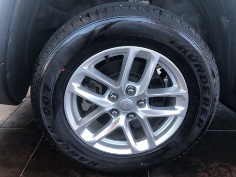 Used 2023 Jeep Grand Cherokee L Laredo image 5