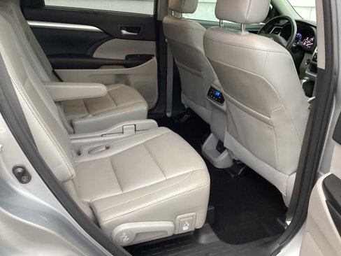Used 2016 Toyota Highlander XLE image 19