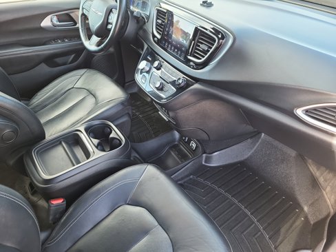 Used 2020 Chrysler Pacifica Touring-L image 15