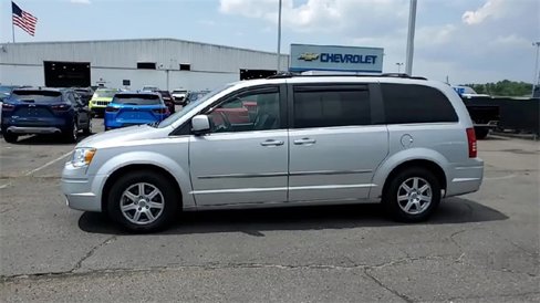 Used 2010 Chrysler Town & Country Touring image 5