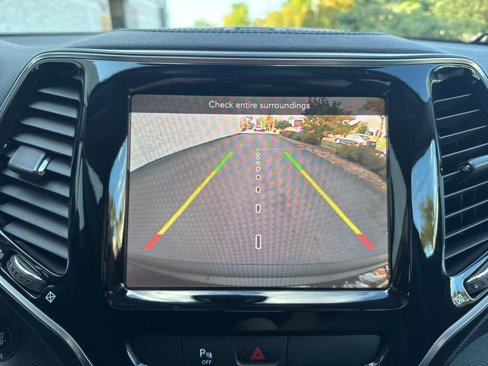 Used 2019 Jeep Cherokee Limited image 30