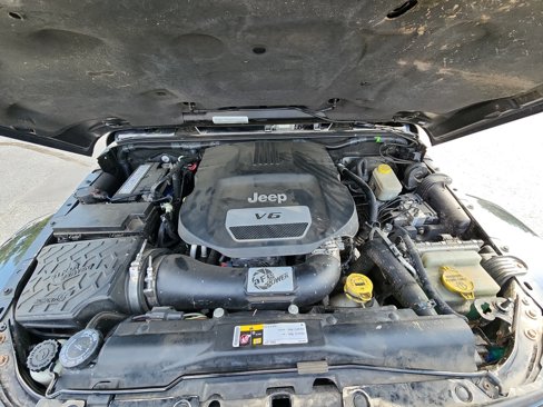 Used 2015 Jeep Wrangler Unlimited Sahara w/ Connectivity Group image 21