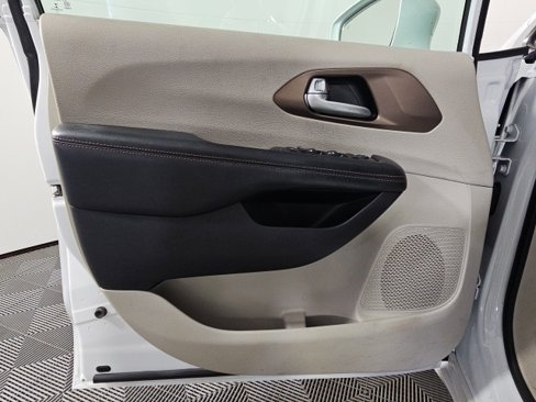 Certified 2017 Chrysler Pacifica Touring-L image 11