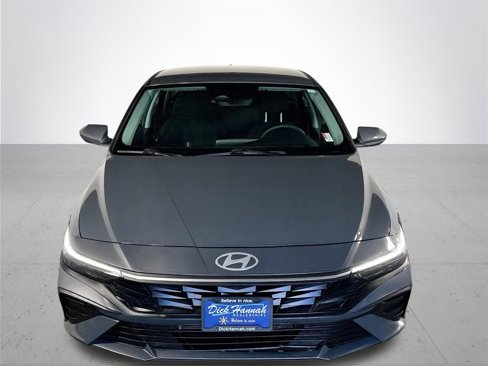 Used 2024 Hyundai Elantra Blue image 3