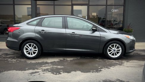 Used 2017 Ford Focus SE image 2