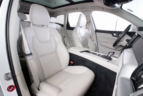 Used 2018 Volvo XC60 T5 Momentum w/ Vision Package image 25