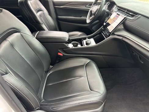 Used 2023 Jeep Grand Cherokee Limited w/ Black Appearance Package image 16