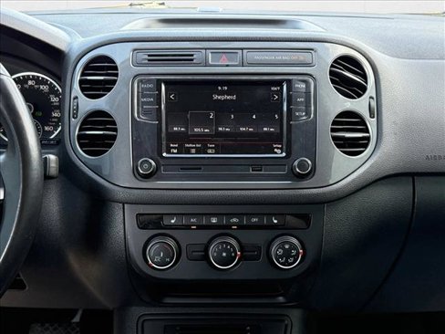 Used 2016 Volkswagen Tiguan S image 17
