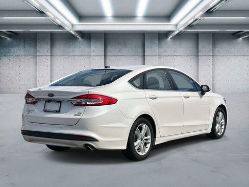 Used 2018 Ford Fusion SE w/ Fusion SE Technology Package image 5