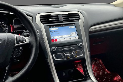 Used 2017 Ford Fusion SE w/ Fusion SE Technology Package image 3