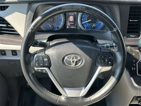 Used 2016 Toyota Sienna XLE image 11