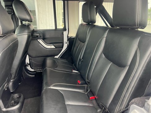 Used 2016 Jeep Wrangler Unlimited Sahara w/ Connectivity Group image 5