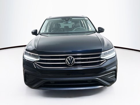 Used 2022 Volkswagen Tiguan SE w/ Panoramic Sunroof Package image 2