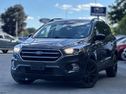 Used 2019 Ford Escape SE image 1