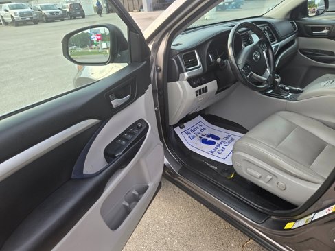 Used 2017 Toyota Highlander XLE image 6