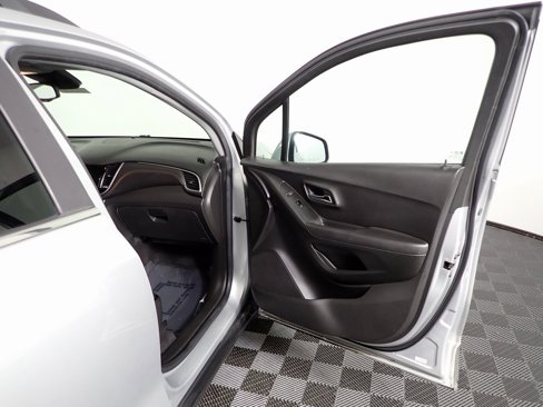 Used 2019 Chevrolet Trax LT w/ LT Convenience Package image 27