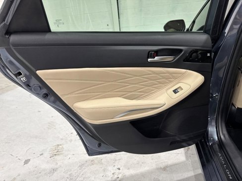 Used 2020 Toyota Avalon Limited image 65
