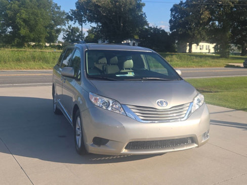Used 2015 Toyota Sienna LE image 4