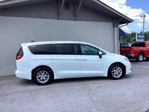 Used 2023 Chrysler Voyager LX image 2