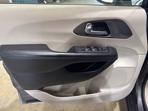 Used 2021 Chrysler Pacifica Touring w/ Cold Weather Group image 15