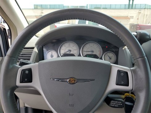Used 2010 Chrysler Town & Country Touring image 11